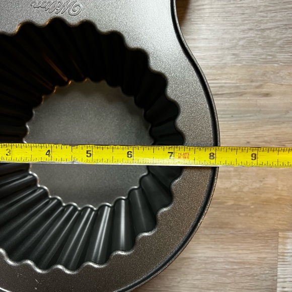 Wilton Dimensions Giant Cupcake Pan - Picture 10 of 11